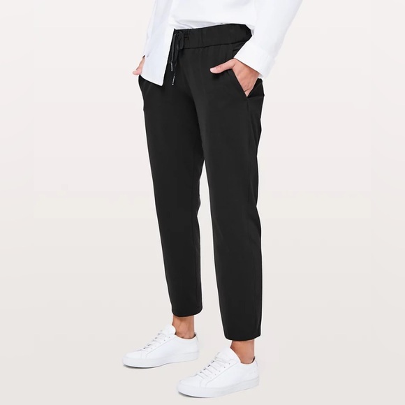 Lululemon Black On The Fly Pants size 2 with Gummy Logo Like New! - Picture 1 of 9